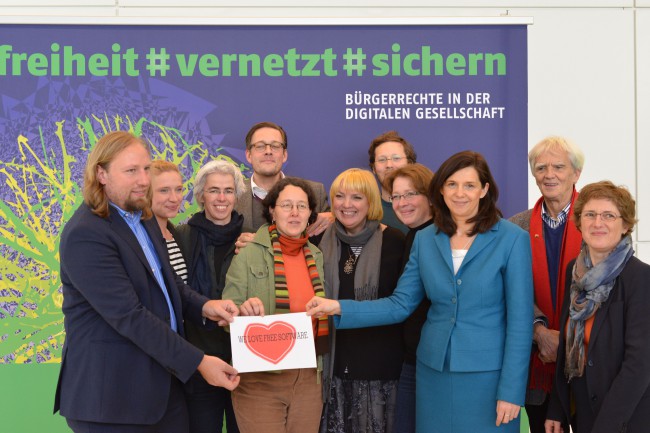 I parlamentari tedeschi del gruppo dei Verdi con l'immagine ilovefs