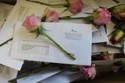 Rozen en brieven, klaar om bezorgd te worden bij het Duitse parlement