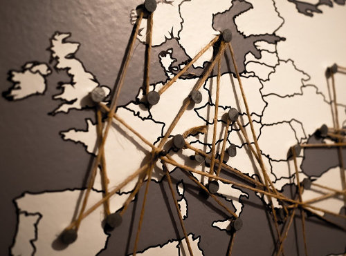 Kaart van Europa met pinnen in de hoofdsteden die met draden aan elkaar zijn verbonden