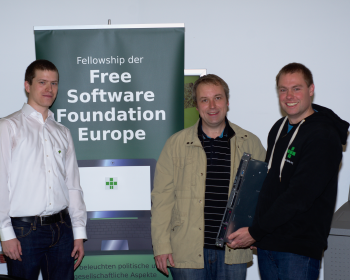 Christoph Jäger, Leiter der Sparte Hosting bei abaton, übergibt den Server an Martin Gollowitzer und FSFE-Präsident Karsten Gerloff